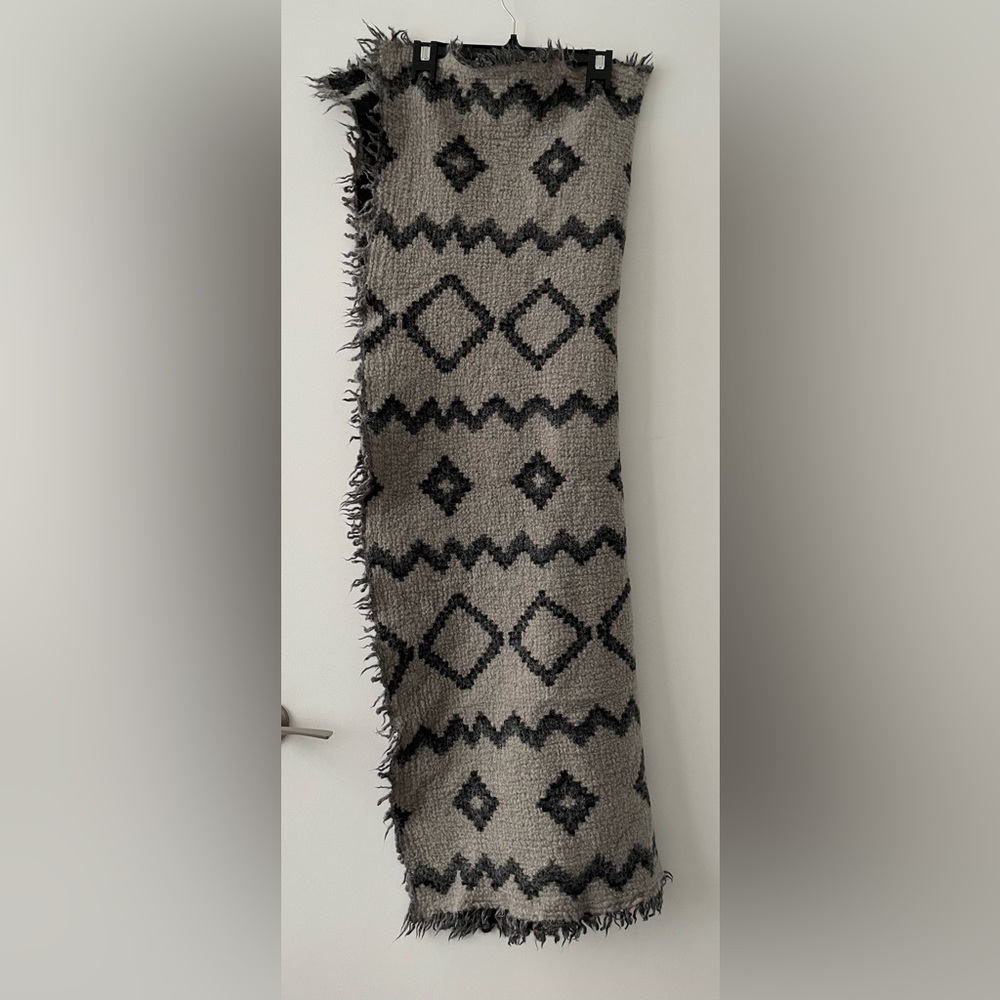 Aritzia Wilfred Grey Scarf - 100% wool - 50” x 35” scarf - Picture 4 of 4